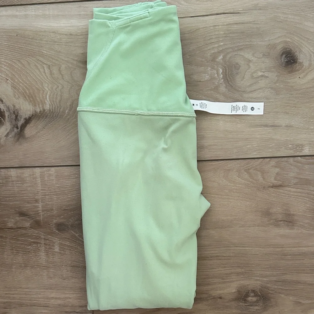 Lulu lemon size 2 - Picture 3 of 3